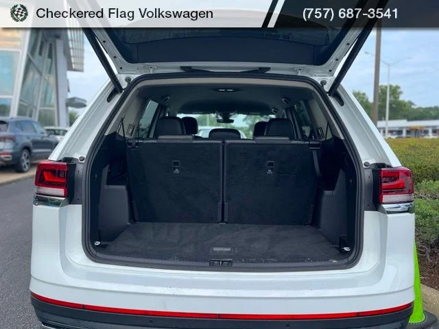 Used 2025 Pure White Volkswagen 2.0T SE w/Technology image 31