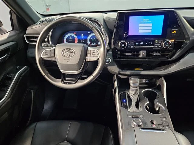 Certified Used 2025 MAGNETIC GRAY MET. Toyota  image 9