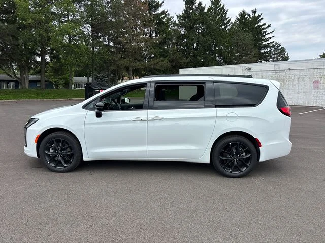 New 2027 Bright White Clear-Coat Exterior Paint Chrysler Limited image 3