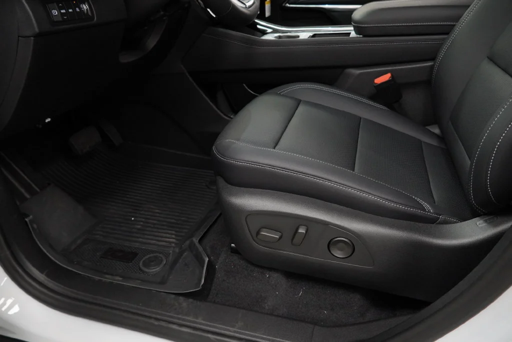 New 2027 Summit White Chevrolet LT image 22