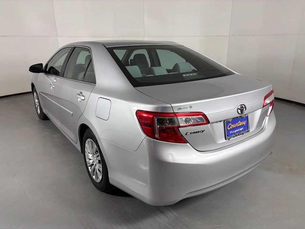 Used 2014 Silver Toyota LE image 6