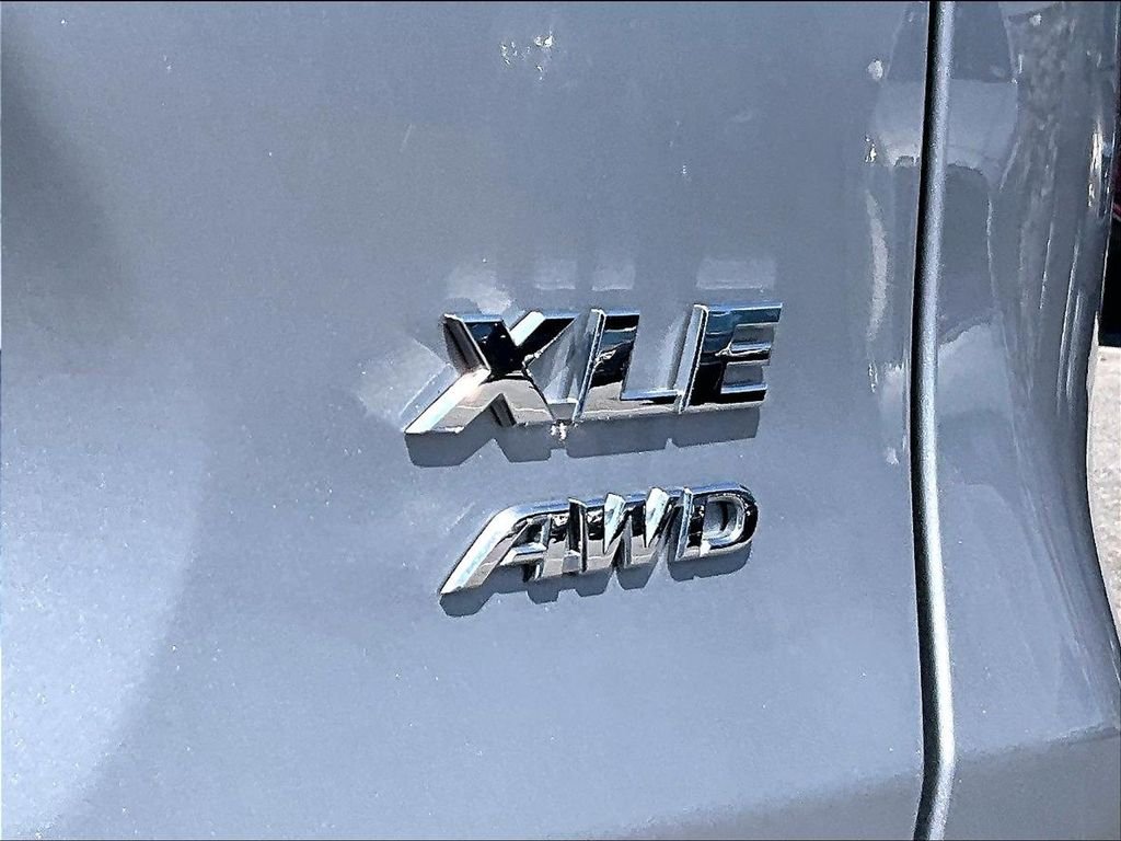 Used 2025 Silver Sky Metallic Toyota XLE image 29
