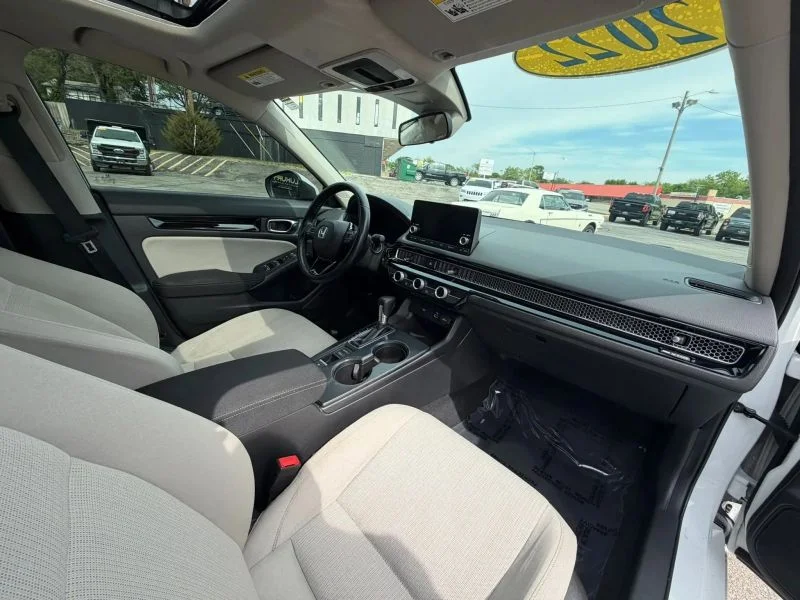 Used 2022 White Honda EX Sedan 4D image 19