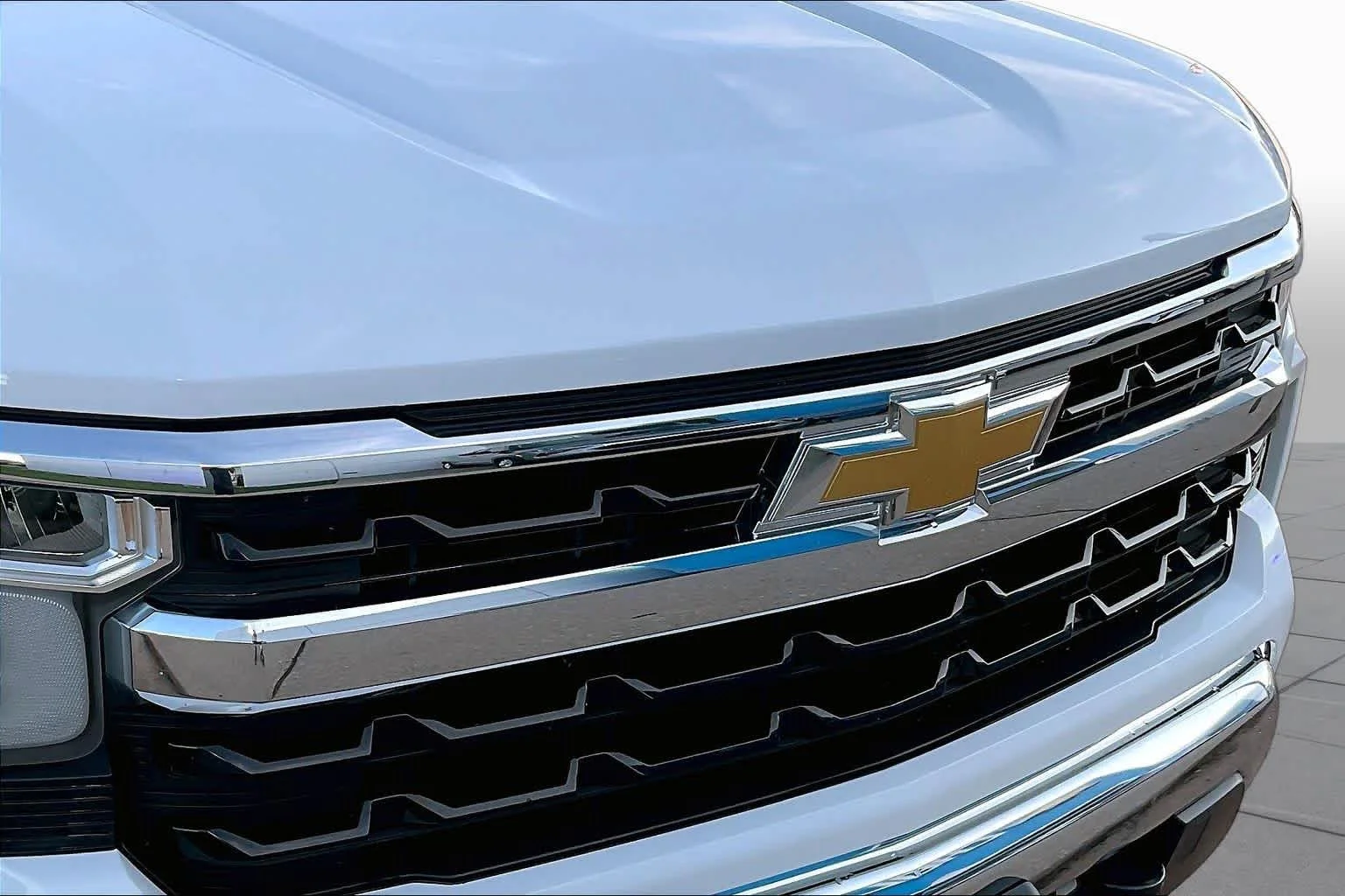 Used 2025 Summit White Chevrolet LT image 27
