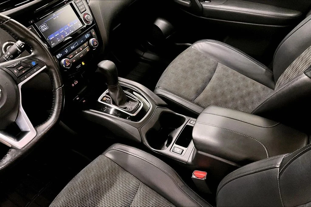 Used 2022 Gray Nissan SV image 18