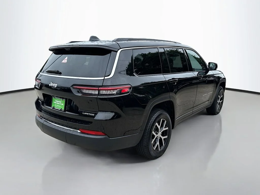 Used 2025 Diamond Black Crystal Pearlcoat Jeep Limited image 7