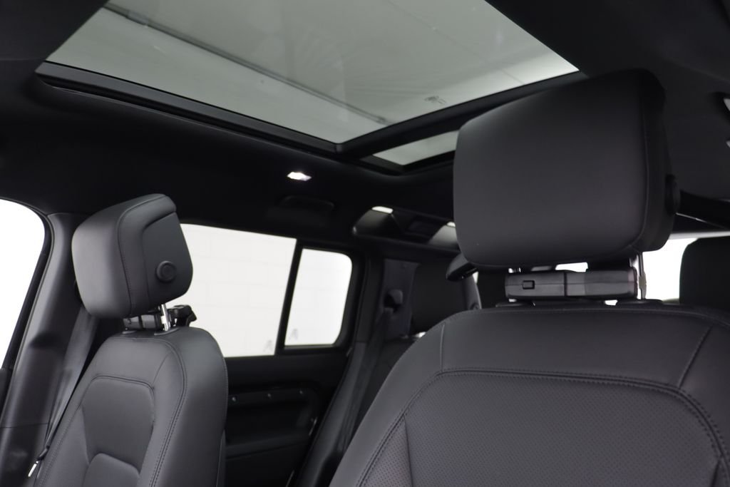 New 2026 Santorini Black LAND ROVER X-Dynamic SE image 14