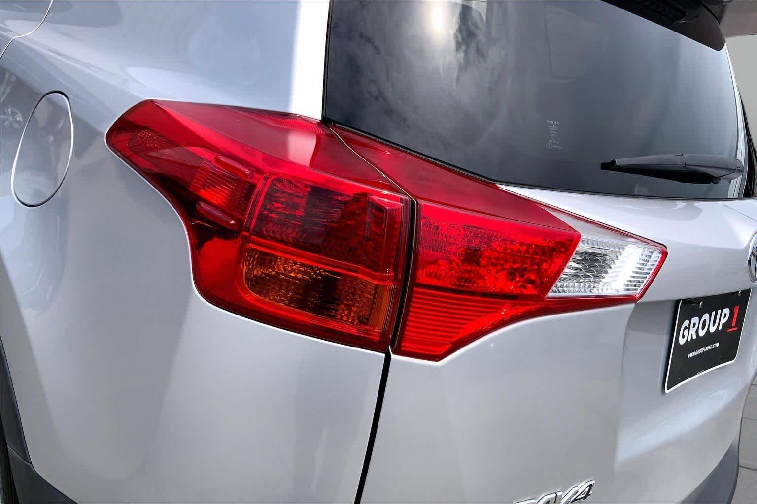 Used 2013 Classic Silver Metallic Toyota LE image 29