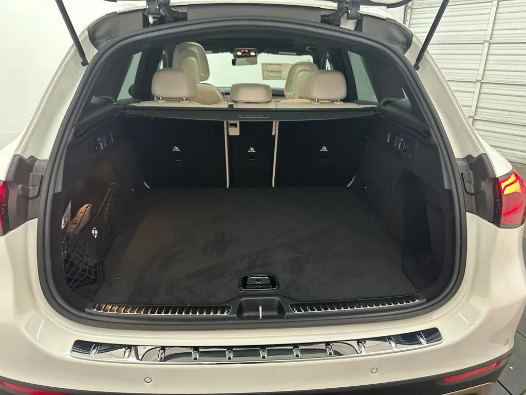 New 2027 White Mercedes-Benz GLC 300 image 26
