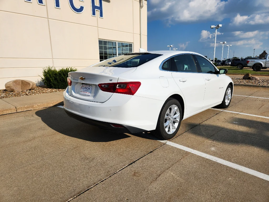 Used 2024 Summit White Chevrolet LT image 9