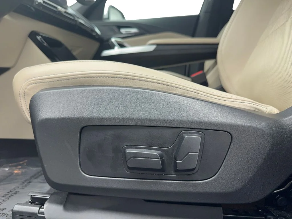 Used 2024 White BMW xDrive28i image 20