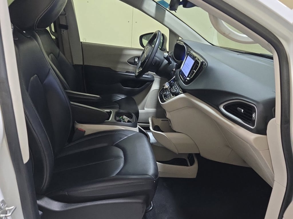 Used 2024 White Chrysler Touring L image 5