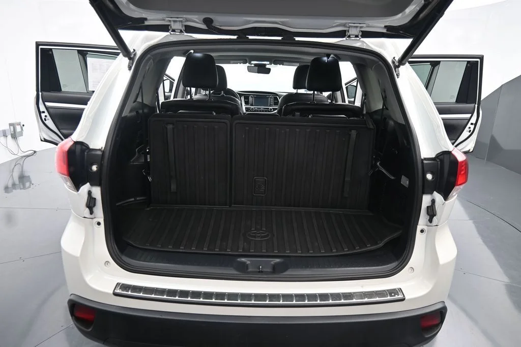 Used 2019 White Toyota XLE image 19