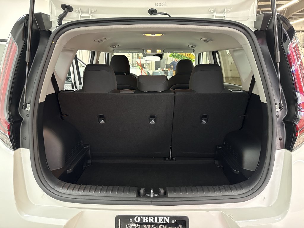 Used 2025 Snow White Pearl Kia LX image 31