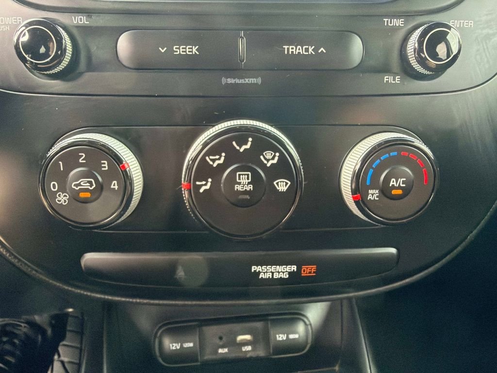 Used 2019 Green Kia Base image 26