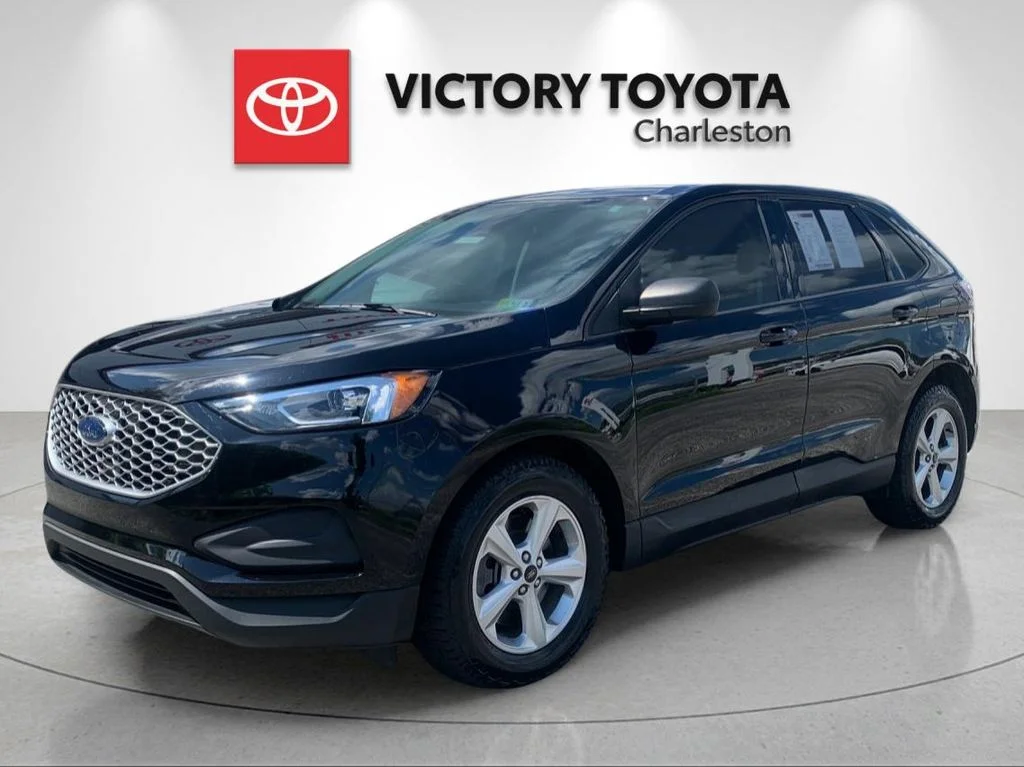 Used 2023 Black Ford SE image 1