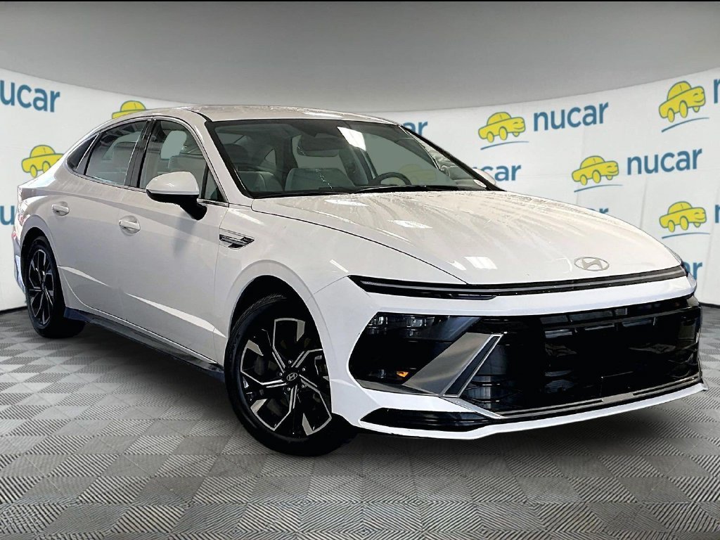 Used 2025 White Hyundai SEL image 1