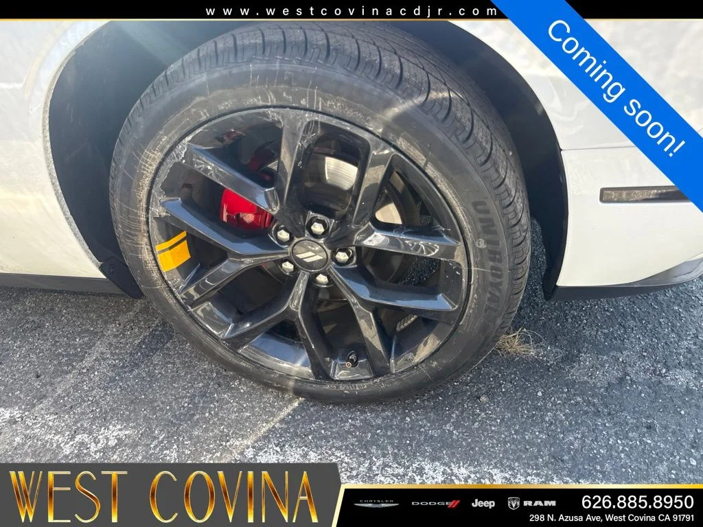 Used 2022 White Dodge SXT image 4