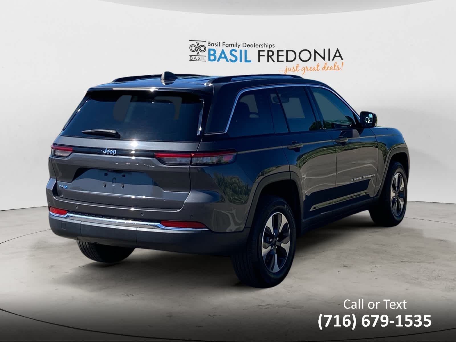 Used 2023 Baltic Gray Metallic Clearcoat Jeep  image 11