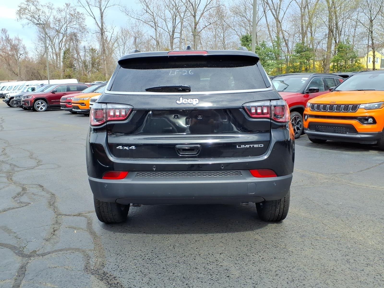 New 2026 Diamond Black Crystal Pearl-Coat Exterior Paint Jeep Limited image 4