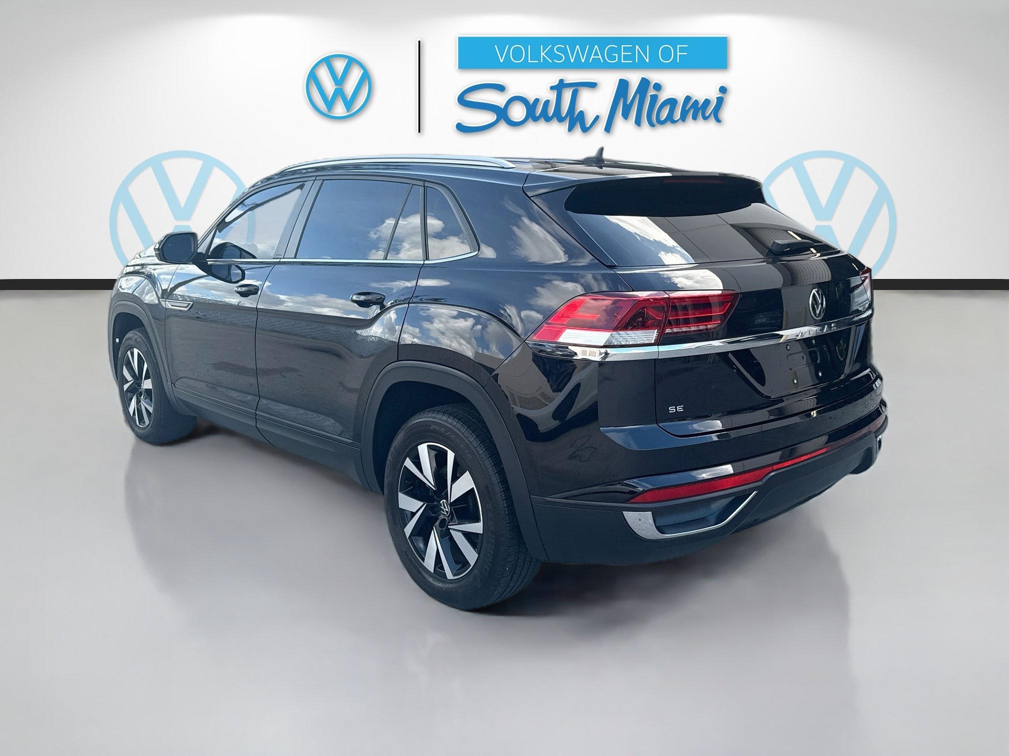Certified Used 2022 Deep Black Volkswagen 2.0T SE image 5