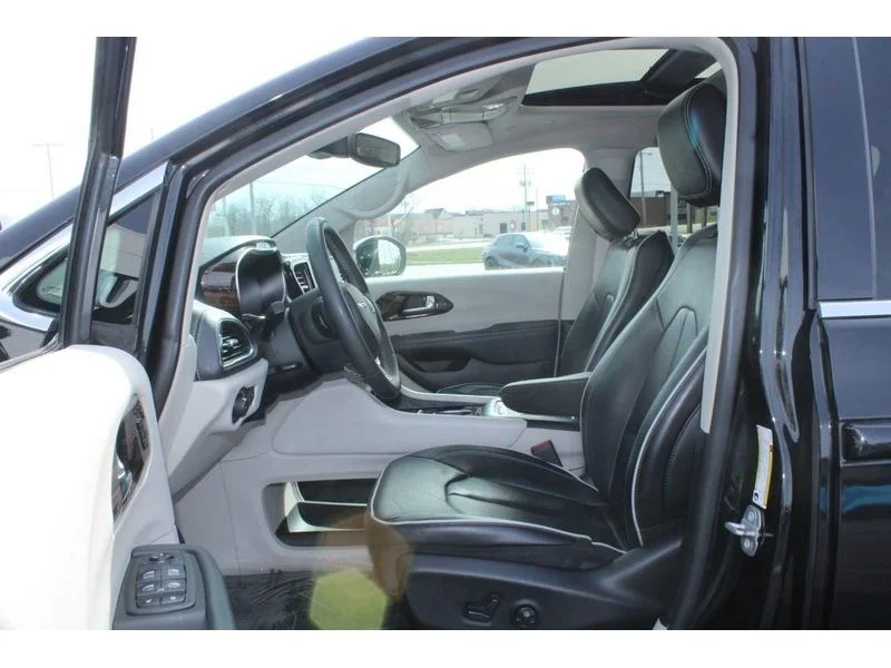 Used 2023 Brilliant Black Crystal Pearlcoat Chrysler Limited image 8
