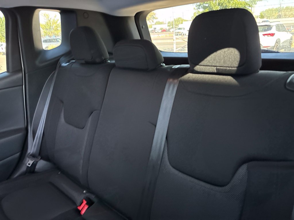 Used 2023 White Jeep Latitude image 29