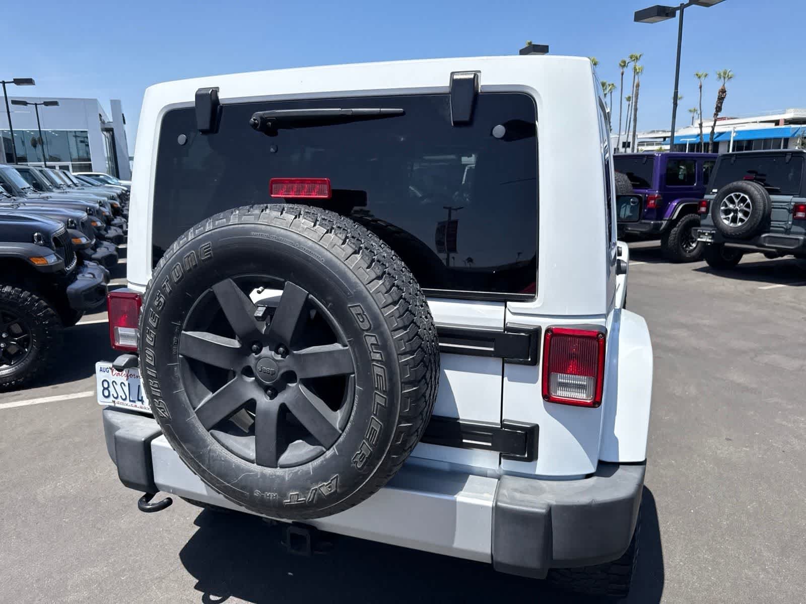 Used 2014 Bright White Clearcoat Jeep Sahara image 16
