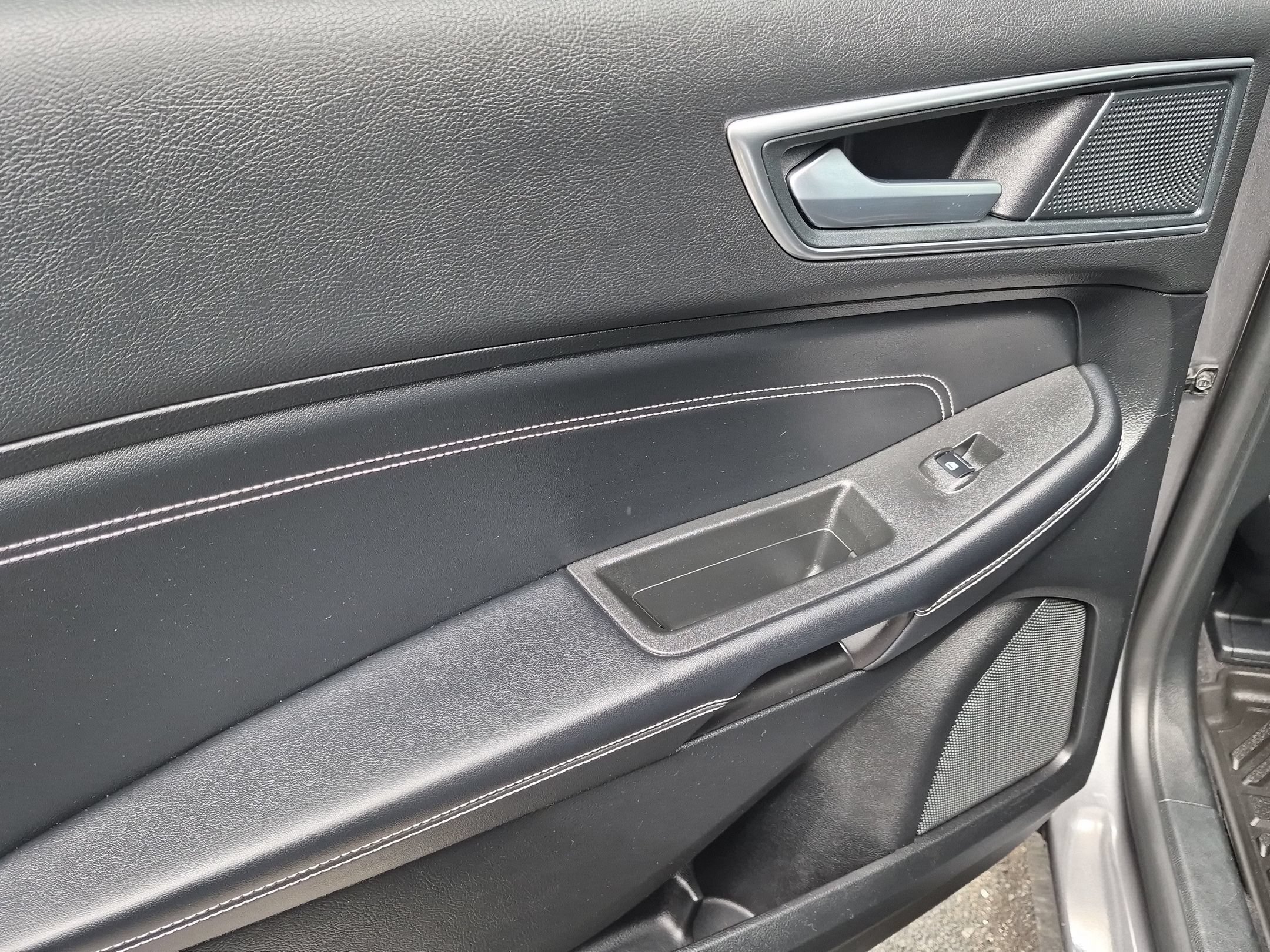 Used 2024  Ford Titanium image 27