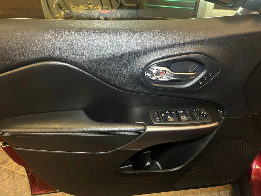 Used 2019 Velvet Red Pearlcoat Jeep Limited 4x4 image 22