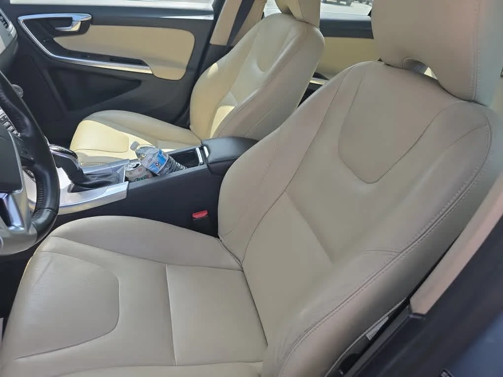 Used 2017 Mussel Blue Metallic Volvo Platinum image 5