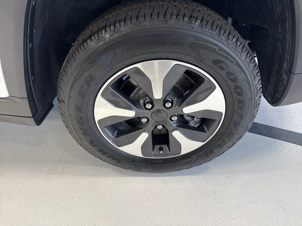 Used 2022 White Jeep 4xe image 11