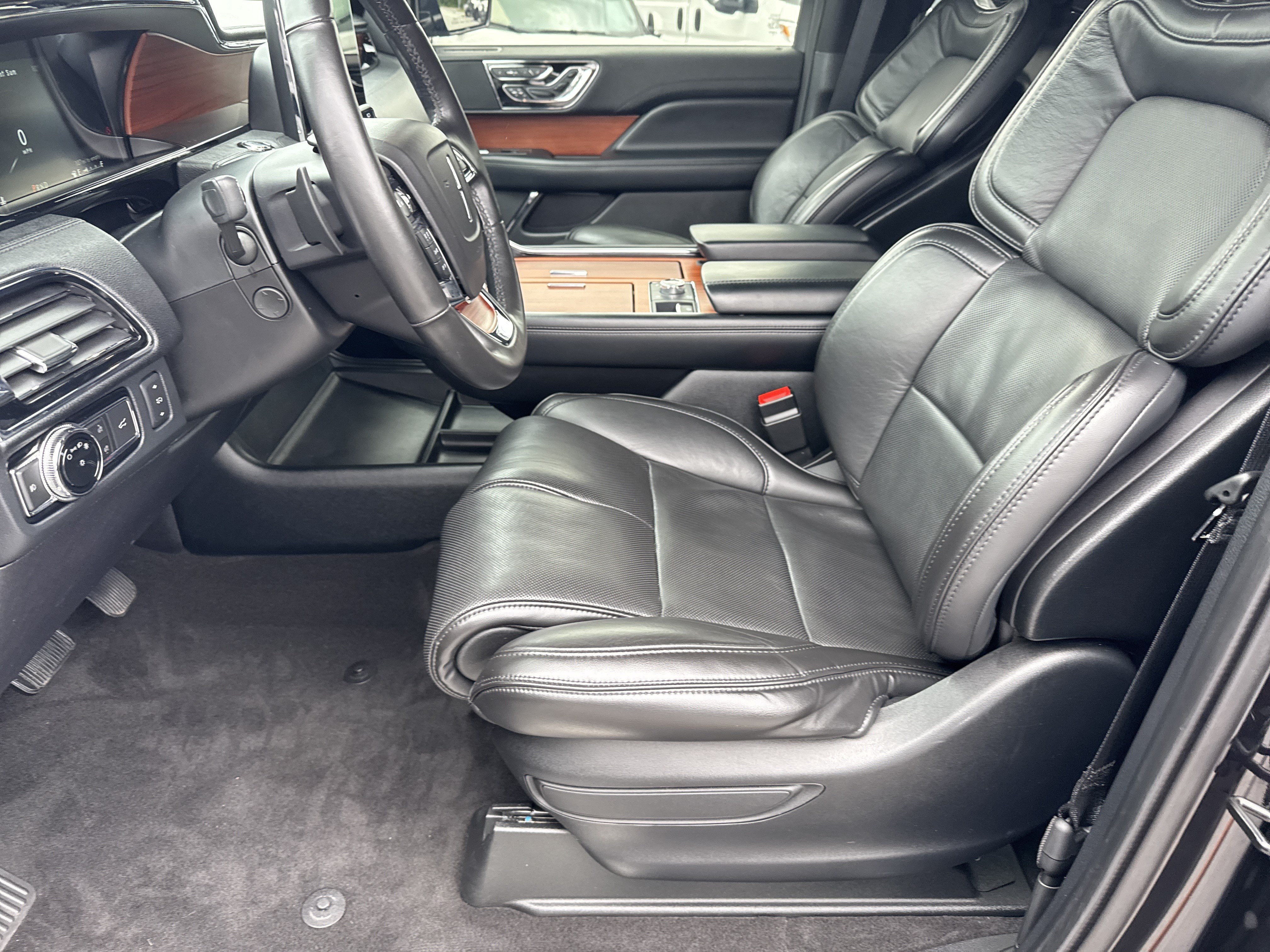 Used 2019 Infinite Black Metallic Lincoln Select image 11