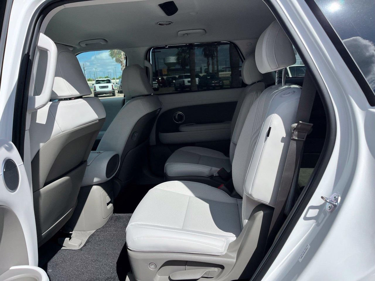 New 2027 White Hyundai Blue SEL 7P image 18