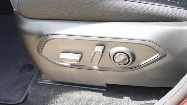 New 2026 Velvet Red Pearlcoat Jeep Laredo image 19