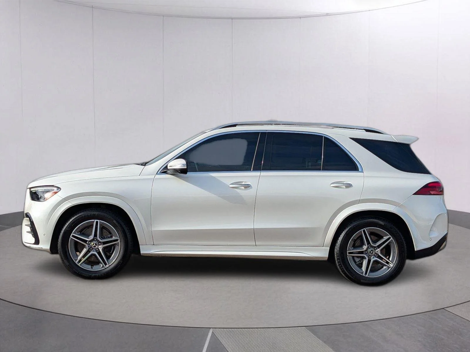 Used 2024 MANUFAKTUR Diamond White Metallic Mercedes-Benz GLE 350 image 2