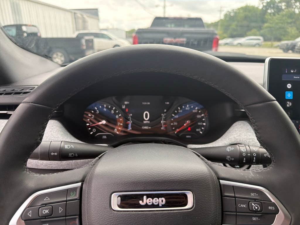 Used 2023 Silver Jeep Latitude Lux image 18