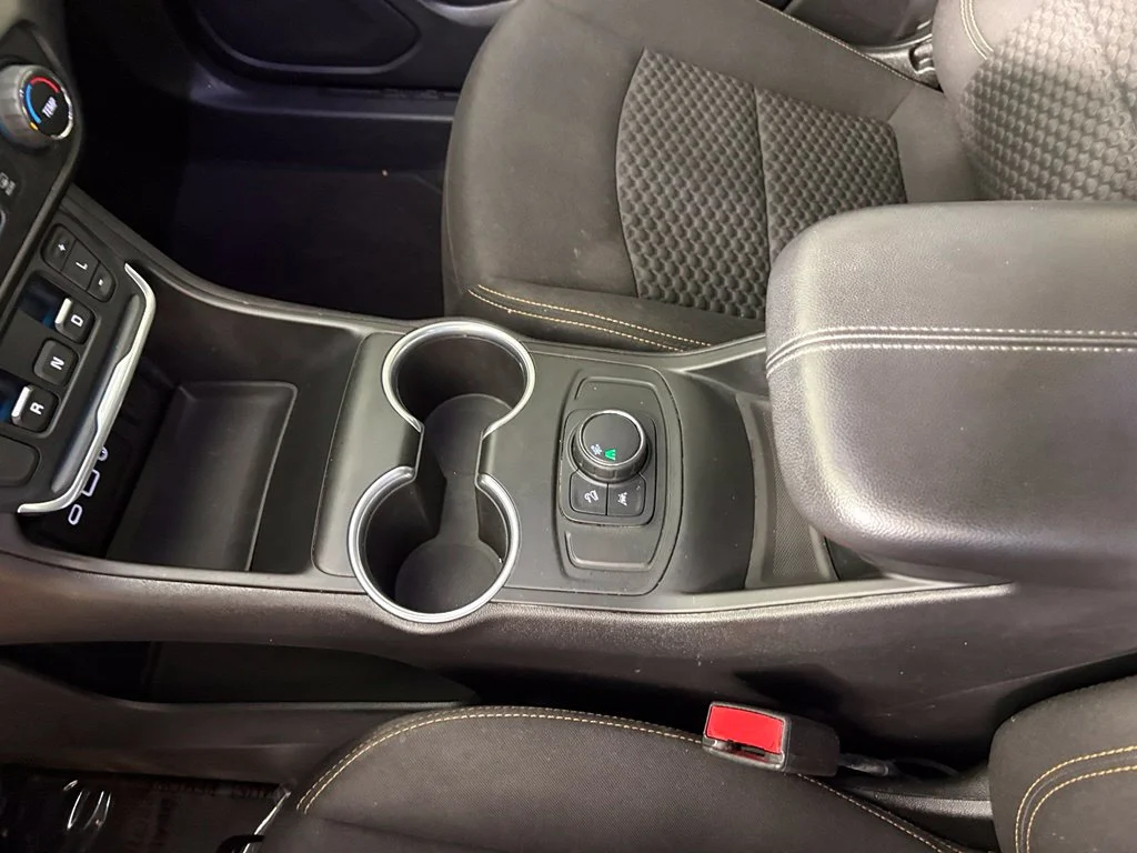 Used 2021 White GMC SLE image 29