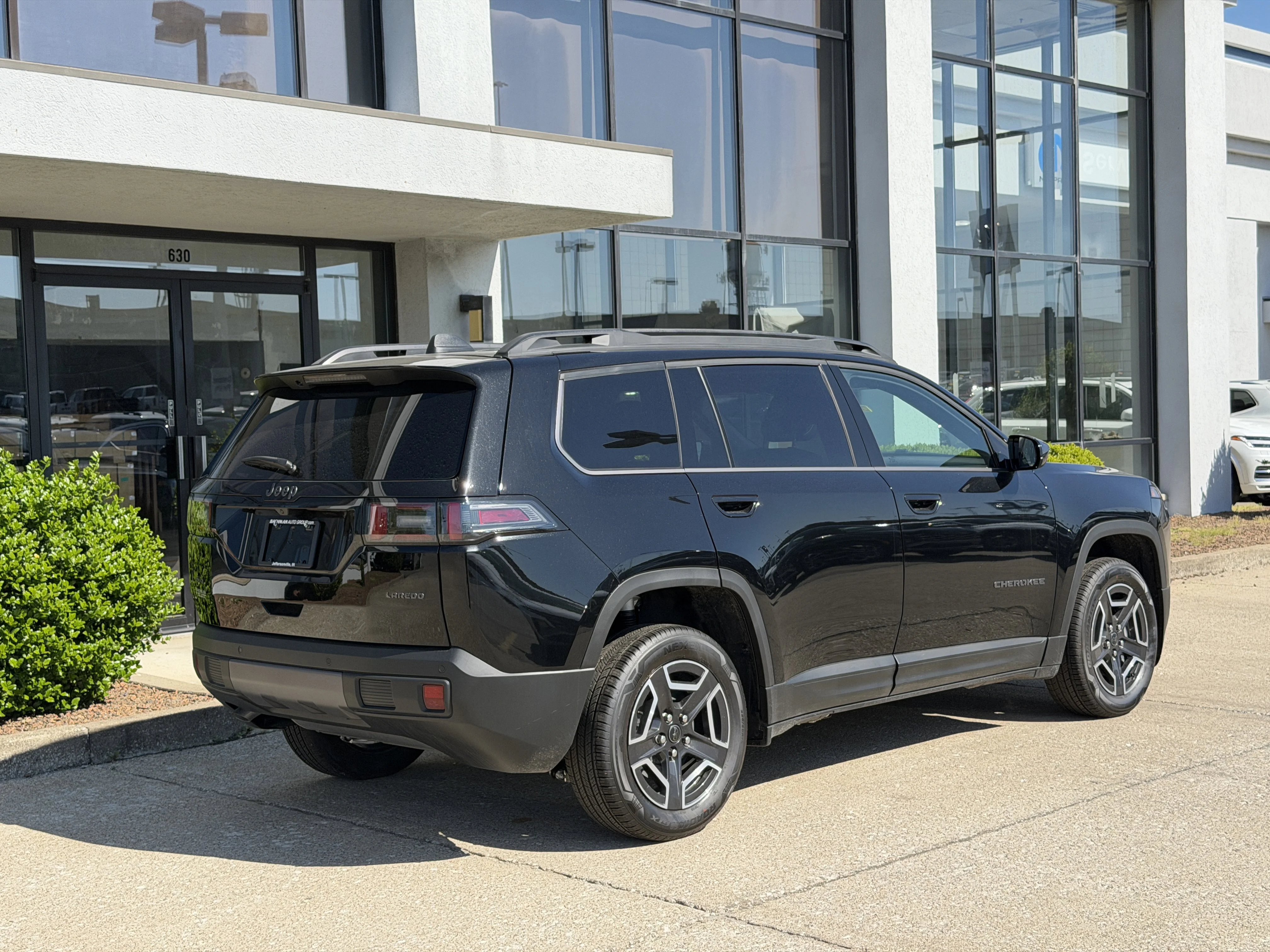 New 2026 Diamond Black Crystal Pearlcoat Jeep Laredo image 4