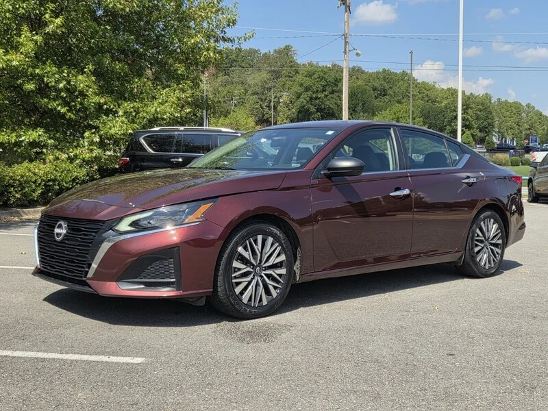 Used 2025 Garnet Pearl NISSAN 2.5 SV image 1