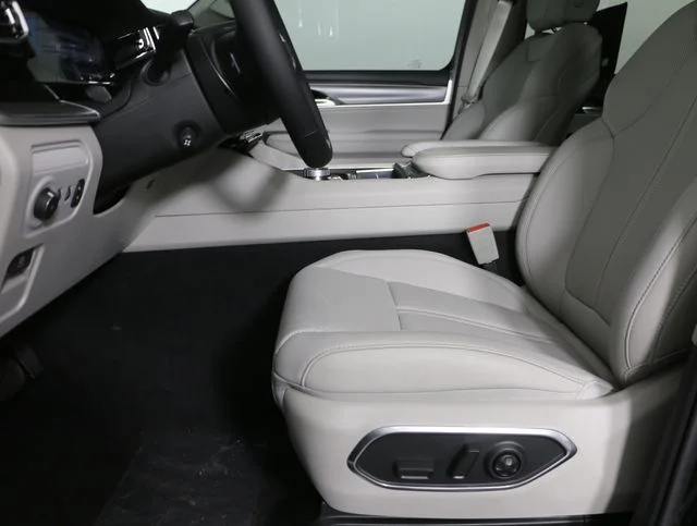 2024 Jeep Wagoneer L Series III - Photo 14