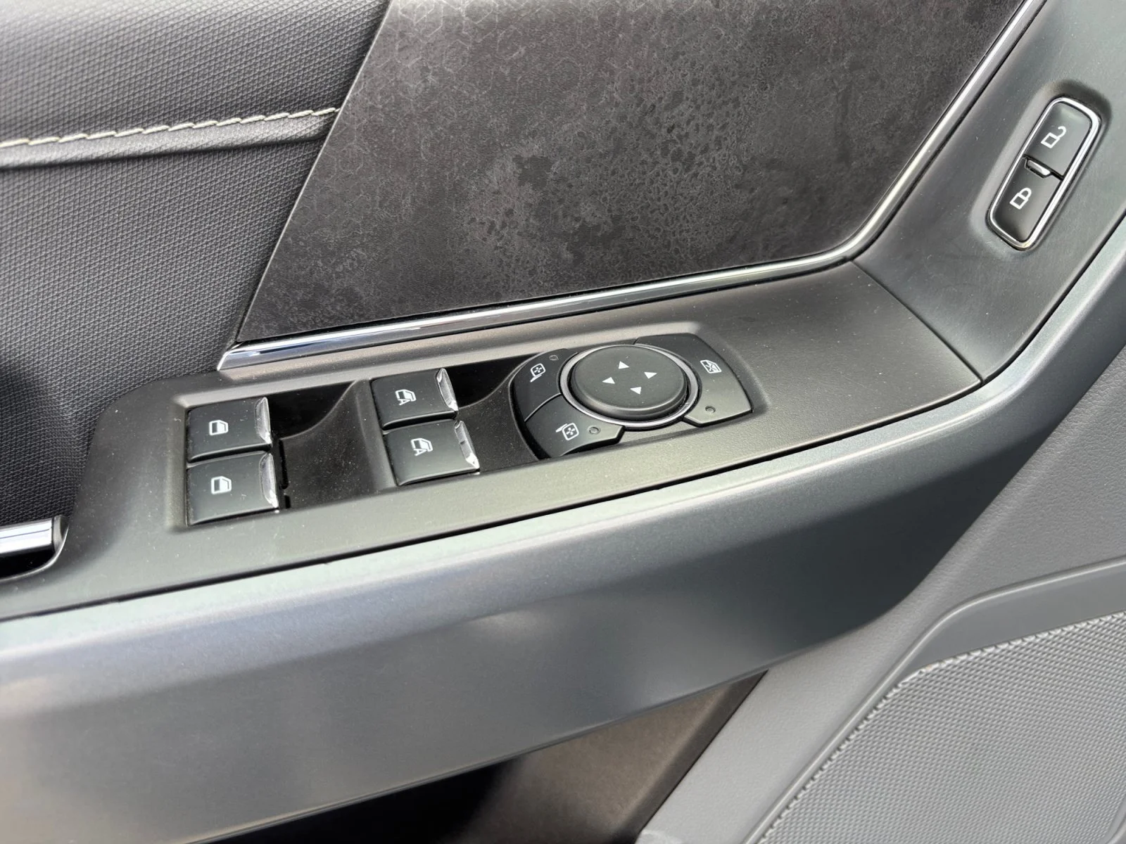 Used 2024 Silver Ford XLT * Available Until Exported to USA * image 11