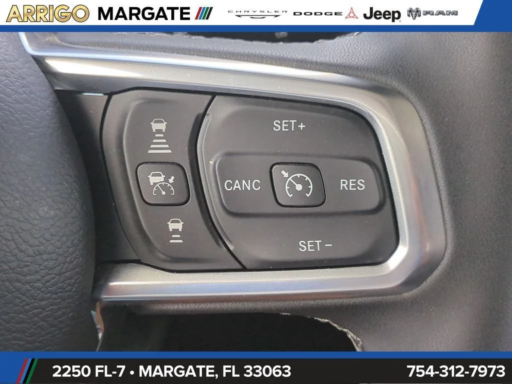 Used 2025 Granite Crystal Metallic Clearcoat Jeep Sahara image 28