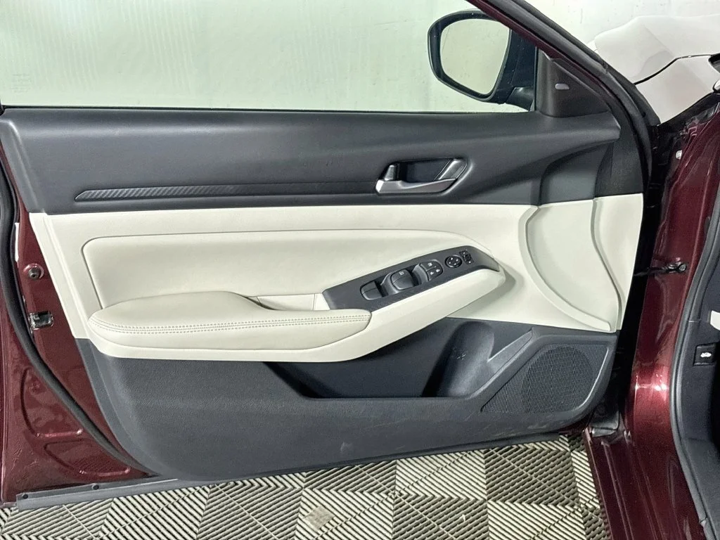 Used 2025 Red Nissan 2.5 SV image 10