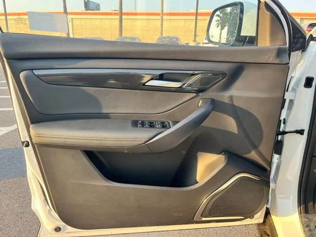 2025 VinFast VF 8 Eco - Photo 16