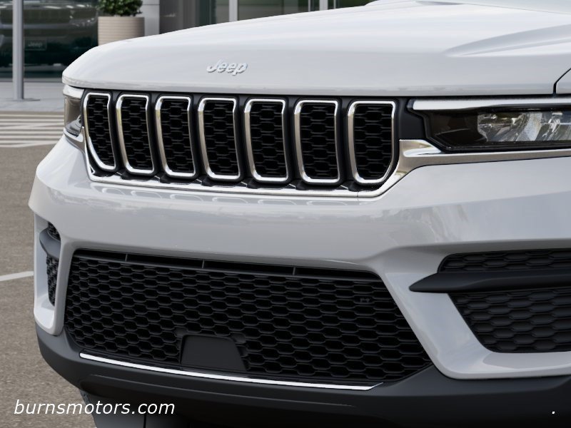 New 2026 Bright White Clear-Coat Exterior Paint Jeep Laredo image 11
