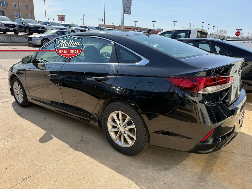 Used 2018 Black Hyundai SE image 6