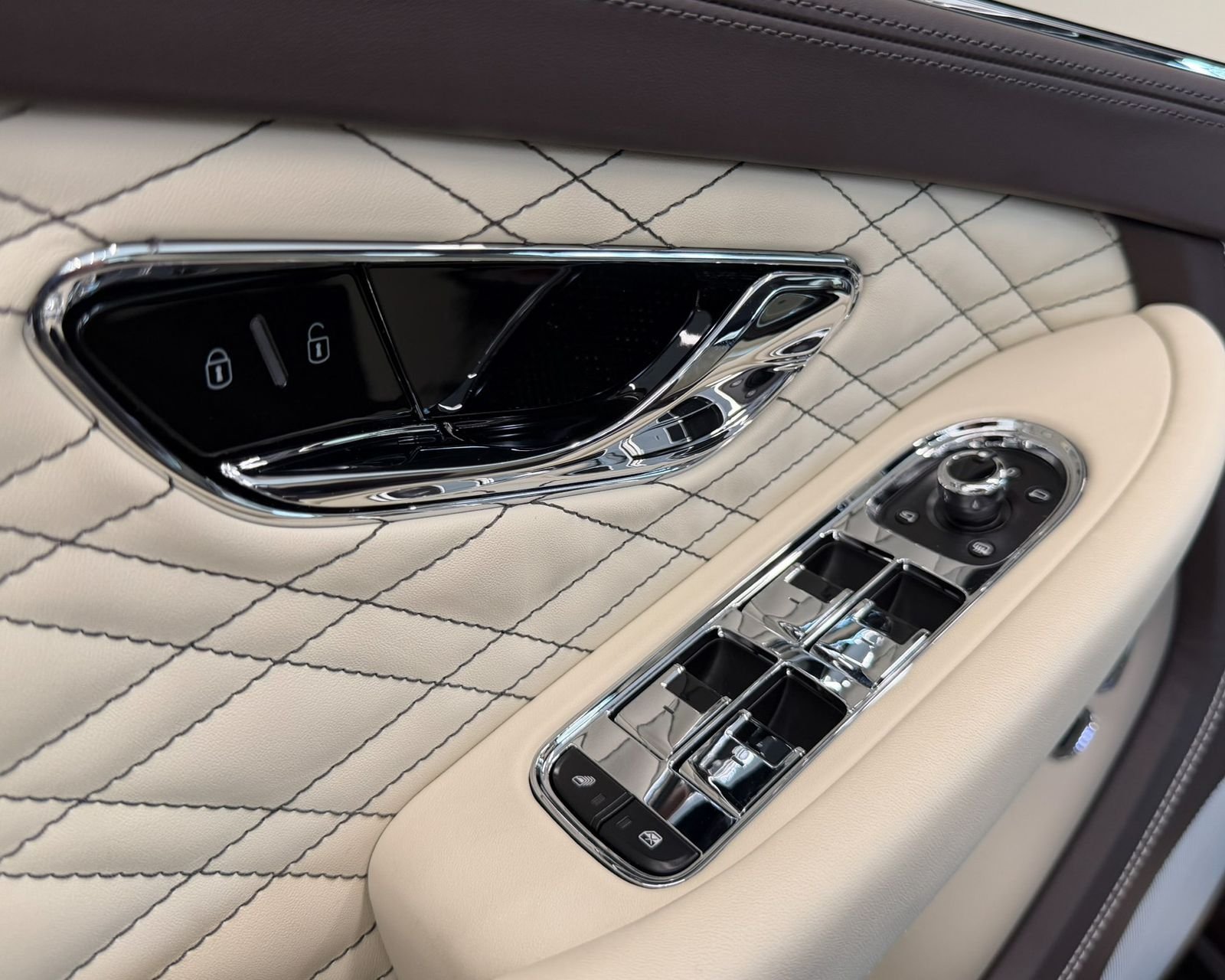 Used 2023 Brown Bentley V8 image 13