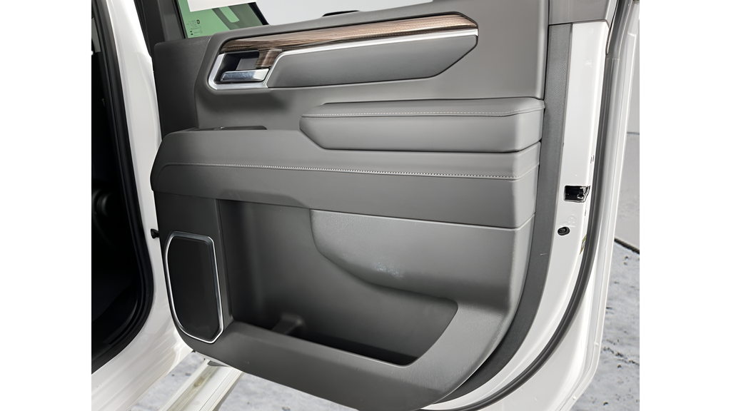 Used 2025 Summit White Chevrolet LT image 13