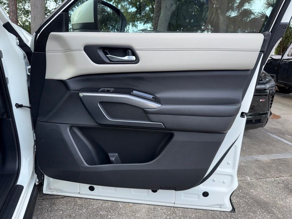 Used 2023 White Nissan SL image 24